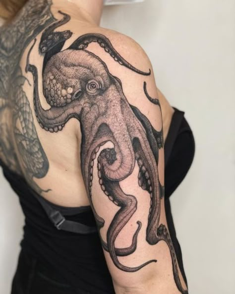 Squid Arm Tattoo, Octopus Hip Tattoo, Octopus Tattoo Arm, Warped Tattoo, Sea Animal Tattoos For Women, Octopus Shoulder Tattoo, Ocean Tattoos Men, Octopus Tattoos For Men, Octopus Arm Tattoo