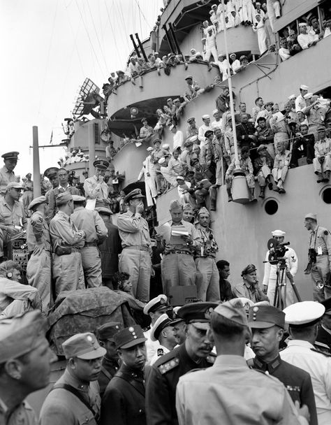 Spectators and correspondents from all over the world pick vantage positions on the deck of the USS Missouri, in Tokyo Bay, on September 2, 1945, to watch the formal Japanese surrender ceremony marking the end of World War II. (AP Photo, Frank Filan) Ref #: PA.2373534 Battle Of Saipan, 7th Infantry Division, Uss Missouri, End Of World, Tokyo Bay, Iwo Jima, Colorized Photos, Rare Images, Military Heroes