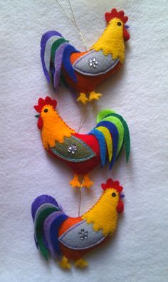 Felt Chickens Pattern, Rooster Patterns Free, Rooster Crafts Diy, Felt Rooster, Felt Angels, Felt Crafts Flowers, Felt Chicken, Rooster Craft, Mexican Embroidery Designs