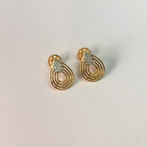 Gold Earrings Daily Wear Simple, Daily Wear Earrings Gold, Indian Daily Wear, Simple Diamond Earrings, Gold Pictures, Gold Ear Rings, Man Gold Bracelet Design, Daily Wear Earrings, Vaddanam Designs