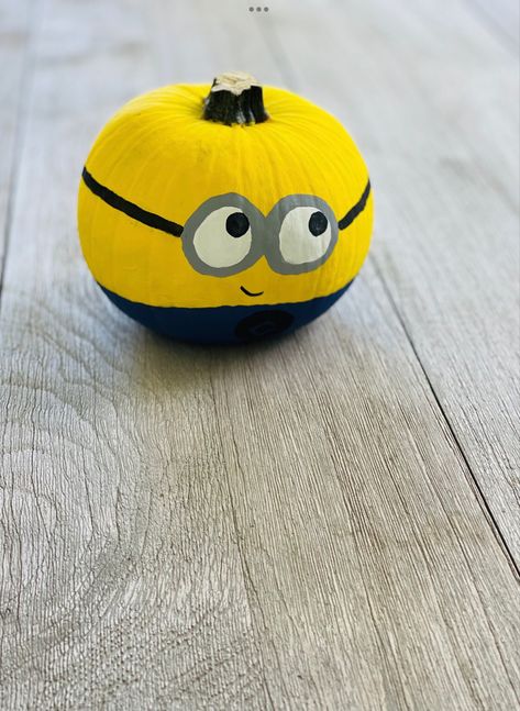 Painted Pumpkin Ideas Book Character, Minion Pumpkin Ideas, Munchkin Pumpkin Painting, Minon Pumpkin Painting, Pumpkin Ideas Minion, South Park Pumpkin Painting, Character Pumpkins Painted, Pumpkin Painting Ideas For Babies, Minions Pumpkins Painting