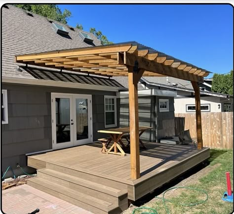 Wooden Pergola With Roof, Roof Riser, Front Porch Pergola, Deck Roof, Ideas Terraza, Polycarbonate Roof, Covered Patio Design, Garden Pergola, Cedar Pergola