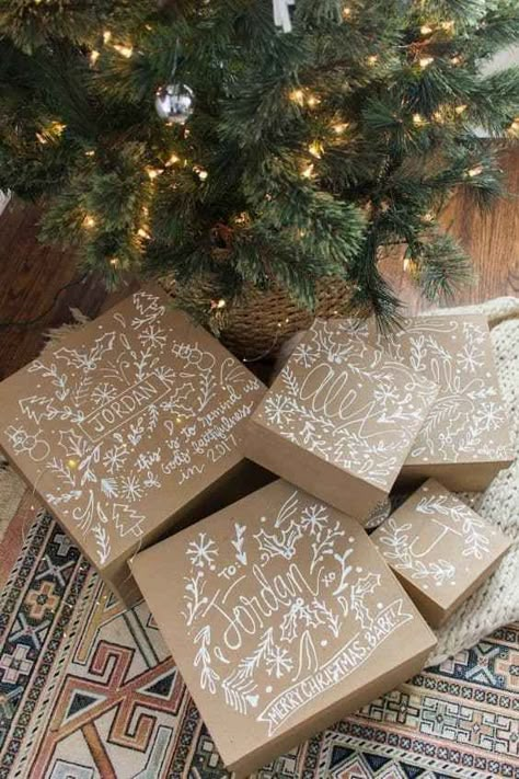 12 clever gift wrap ideas using b#christmaswrapping #brownpaper #naturalchristmas #mybhgholiday #christmas #christmasgifts #christmascrafts rown paper Brown Paper Packages Diy, Natal Natural, Cindy Hattersley, Creative Diy Gifts, Clever Gift, Brown Paper Packages, Gift Wrap Ideas, Creative Gift Wrapping, Kraft Gift Boxes