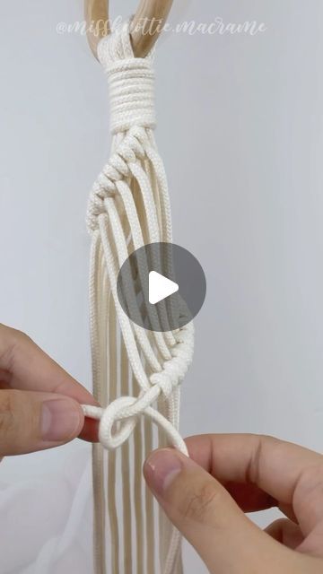 Nghi Ho | Macrame Content Creator/ Author on Instagram: "A fun way to play with Double Half Hitches on a plant hanger. Will you try? 🪴 🌿Drop a comment if you like it😊 Save this tutorial now for later projects !!!!  #fiberartist #fiberfeature #dreamcatcherdiy #macramelove #fiberarts #bohemianliving  #macramepattern #macramemovement  #macramé #macramedecor #handmadedecor #macramewallhanging #modernmacrame #macrameart #macramecommunity #macramemakers #macrameplanthanger #macramekeychain #macramebags #macramemakers #macrameplanters #macrameeveryday #macrametutorial #missknottiemacrame" Free Macrame Patterns Tutorials Plant Hangers, Macrame Patterns Tutorials Plant Hangers, How To Make Hanging Plant Holder, 3d Macrame, Diy Macrame Plant Hanger Easy, Diy Macrame Plant Hanger Pattern, Diy Macrame Plant Hanger Tutorials, Macrame Decoration, Bracelets Macrame