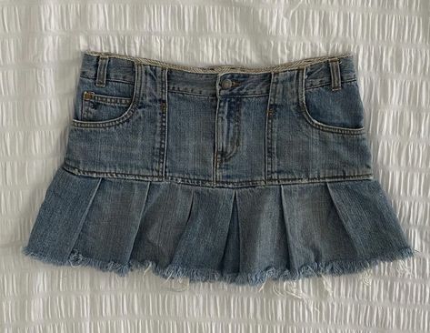 Denim Mini Skirt Y2k, Simple Girl Outfits, Pleated Skirt Pattern, 90s Mini Skirt, Account Aesthetic, Y2k Denim Skirt, Clothing Coquette, Denim Pleated Skirt, Pleated Denim Skirt