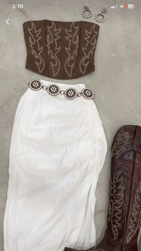 Country Glam Wedding Guest Outfit, Marca Mp Concert Outfits, Concert Cargo Pants Outfit, Rodeo Skirt Outfit, Cowboy Summer Outfits For Women, Shein Cowgirl Outfits, Woman Rodeo Outfit, Country Graduation Outfits, Summer Jaripeo Outfits