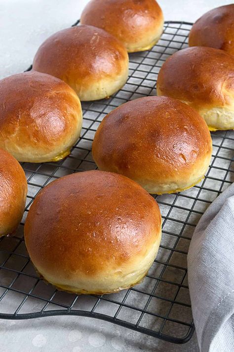 Simply Perfect Homemade Hamburger Buns - Seasons and Suppers Hamburger Bun Recipe, Homemade Hamburger Buns, Homemade Buns, Pizza Roll, Homemade Hamburger, Homemade Hamburgers, Homemade Burgers, Hamburger Buns, Bread Bun