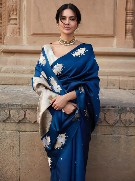 Wedding Guest Saree Look South Indian, Saree Street Style, Sari For Wedding Guest, Elegant Saree For Wedding, Blue Saree Wedding, Royal Saree Look, Blue Indian Aesthetic, Blue Kanchipuram Saree, Aesthetic Saree Look