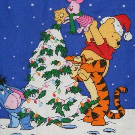 Winnie The Pooh Christmas Wallpapers Aesthetic, Christmas Wallpaper Winnie The Pooh, Winnie The Pooh Christmas Wallpapers, Christmas Cartoon Aesthetic, Cartoon Christmas Wallpaper, Christmas Pooh Bear, Christmas Wallpaper Disney, Disney Christmas Wallpaper, Pooh Bear Christmas