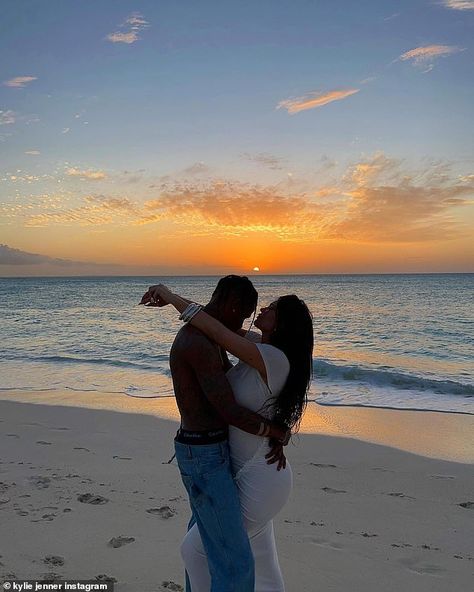 Kylie And Travis Scott, Travis And Kylie, Romantic Beach Photos, Kylie And Travis, Kylie Jenner Fotos, Kylie Scott, Kylie Travis, Estilo Kylie Jenner, Kristen Jenner