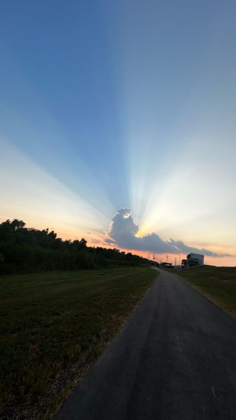 I am in love with taking pictures of the sky and I think this was the best one I have taken— Pretty Sky Pictures, Night Sky Pictures, Taking Pictures Of The Sky, Pics Of The Sky, Picture Of The Sky, Pictures Of The Sky, Calm Pictures, Photo Fake, Gods Art