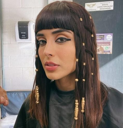 Egyptian Haircut, Egyptian Makeup Goddesses, Egyptian Wig, Ancient Egyptian Makeup, Ancient Egyptian Hairstyles, Egyptian Make Up, Cleopatra Hair, Egypt Makeup, Egyptian Headpiece