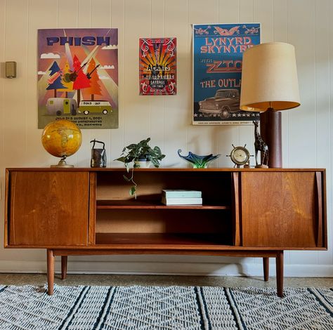 Clean lines, warm wood tones, and pure mid-century charm. This vintage credenza is a true classic, built to last and designed to elevate any space with its understated elegance. A piece like this carries the charm of the past while fitting seamlessly into the present. What treasures would you store inside? 🌿✨ #midcenturycredenza #vintagefurniture #designclassic #retroaesthetic #midcenturyfurniture #vintagehome #vintagestyle Mid Century Sideboard Dining Room, Teak Sideboard Living Room, Teak Console Table, Wood Tone Living Room, Mid Century Scandinavian Bedroom, Midcentury Modern Living Room Design, Mid Century Apartment Decor, Styling A Sideboard, Mid Century Scandinavian Living Rooms