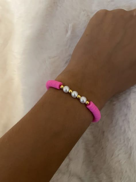 🌸 Preppy pink clay beads and perals Cute Aesthetic Bracelets Clay Beads, Preppy Thread Bracelets, Clay Bracelet Design Ideas, Bracelet Inspo Clay Beads Preppy, Clay Bracelet Ideas Pink, Hot Pink Clay Bead Bracelet, Flatbead Bracelet Ideas, Cute Preppy Bracelet Ideas, Easy Clay Bead Bracelet Ideas