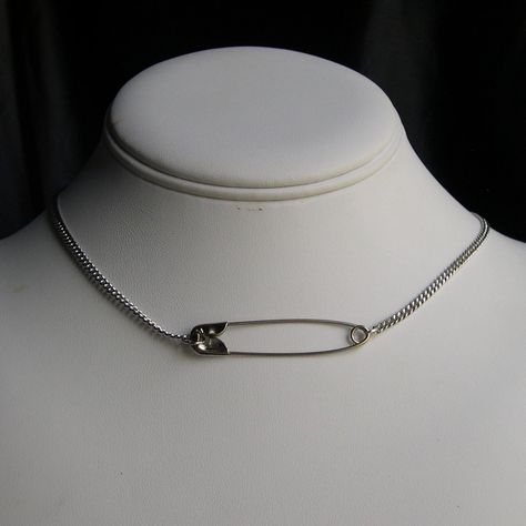 Choker 90s, 90s Choker, Safety Pin Jewelry, Pin Necklace, Hanging Necklaces, 90's Grunge, 90s Grunge, Pin Jewelry, Choker Necklaces