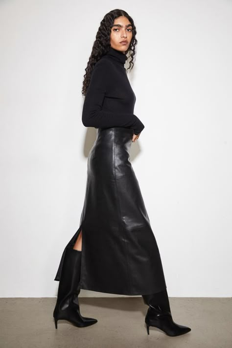 Maxi Leather Skirt, Vinter Mode Outfits, A Line Skirt Outfits, Long Leather Skirt, Winter Mode Outfits, Leather Skirt Outfit, Rock Outfit, Skirt Trends, Leather Skirts