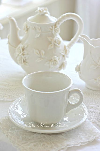 White Sunroom, White Tea Cups, House Gardens, Keramik Design, White Cups, Teapots And Cups, My Cup Of Tea, Chocolate Pots, Cups And Saucers