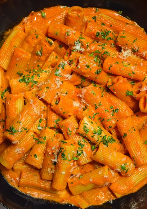 Pasta Alla Vodka - Easy weeknight cooking Pasta Vodka Recipes, Pasta Alla Vodka Recipe, Easy Pasta Toppings, Creamy Vodka Pasta Recipes, Homemade Pasta Ideas, Chicken Alla Vodka, Party Pasta Dishes, 30 Min Recipes For Dinner, Vodka Bolognese Sauce