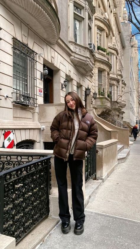 The North Face Brown Jacket, How To Style A Brown Puffer Jacket, The North Face Jacket Brown, Outfits With Brown Puffer Jacket, Winter Outfits Brown Jacket, Brown The North Face Jacket, Styling North Face Puffer, Brown Winter Jacket Outfit, Brown Northface Puffer Jacket