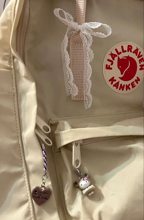 Fjallraven Kanken Aesthetic, Cute Backpacks Aesthetic, Kanken Backpack Aesthetic, Coquette Backpack, Mochila Kpop, Cute School Bag, Backpack Aesthetic, School Bag Essentials, Aesthetic Backpack