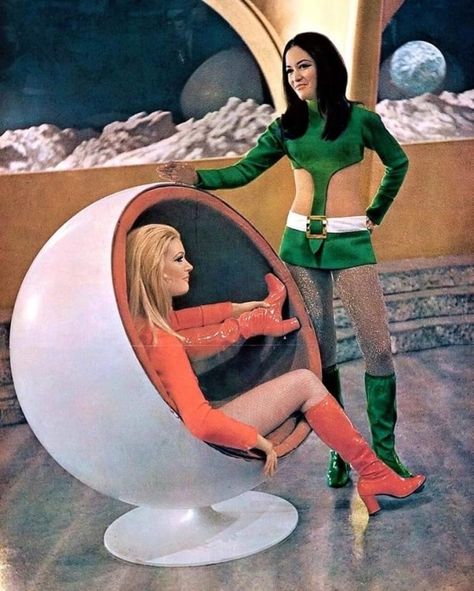 Space Fashion Futuristic, Space Photoshoot, Space Age Aesthetic, 60s Space Age, 1960s Space Age, Space Age Fashion, Space Fashion, Vintage Photoshoot, Sixties Fashion