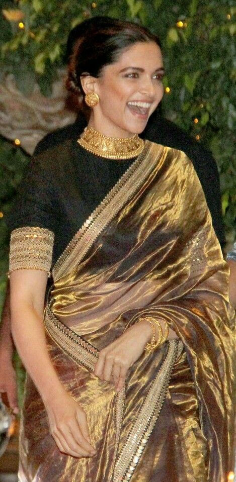 Deepika In Sabyasachi, Gold Net Saree, Saree With Black Blouse, Lehnga Ideas, Classy Sarees, Sabyasachi Sarees, Saree Wearing Styles, Saree Wearing, Fashionable Saree Blouse Designs