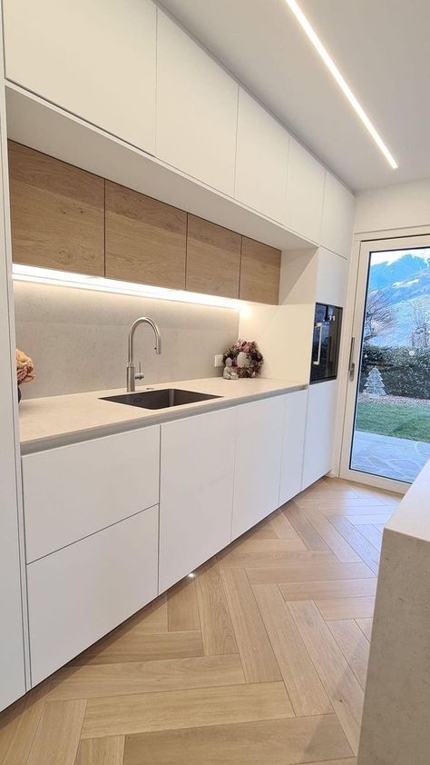 Flush White Kitchen Cabinets, Small Minimal Kitchen, European Cabinets Kitchen, Kitchen Wall Design Ideas, Simple White Kitchen, White Minimal Kitchen, Kitchen Wall Decorating Ideas, Modern Diy Home Decor, Diy Home Decor Kitchen