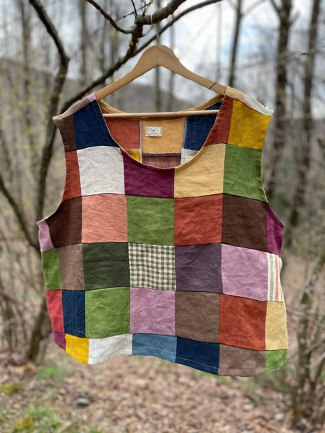 Linen Tank Top Outfit, Quilted Clothing Patterns, Patchwork Clothes Scrap Fabric, Patchwork Skirt Diy, Custom Clothes Ideas, Patchwork Blouse Designs, Patchwork T Shirt, Sewn Clothes, Linen Patchwork