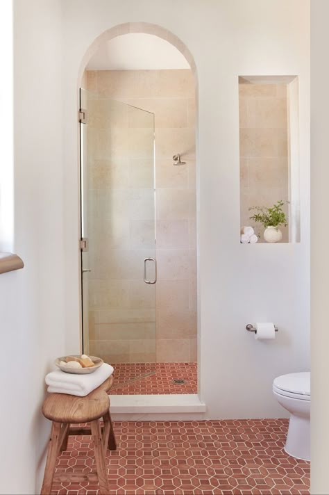 Tour Los Angeles Designer Tammy Randall Wood's Home In the Santa Monica Mountains Spanish Bathroom, Home Drawing, Spanish Style Homes, Bathroom Inspiration Decor, Spanish House, House Bathroom, Bathroom Styling, Ideas Home, Walk In Shower