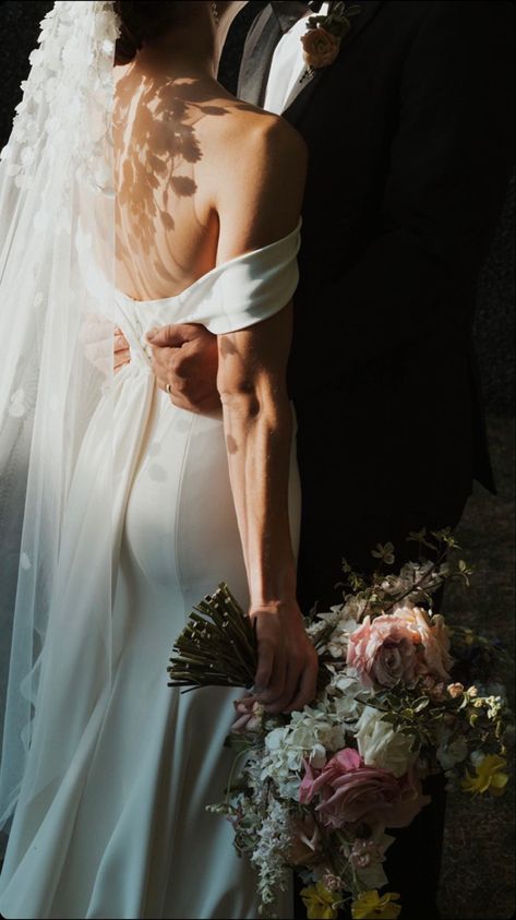 Wedding Pictures Poses Bride And Groom Cute Ideas, Dreamy Aesthetic Wedding Photography, Aesthetic Bride And Groom Photos, Bride And Groom Shots Photography, White Wedding Couple Poses, Wedding Photos Mood Board, Romantic Vintage Wedding Photography, Weeding Pic Aesthetic, Glamorous Wedding Photos