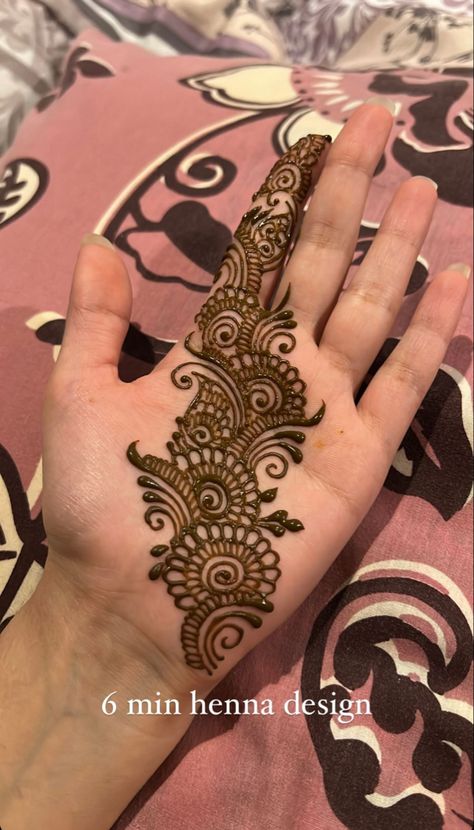 Arabic Easy Mehndi Designs, Aesthetic Mehendi Back Hands, Easy Hand Mehndi Designs, Simple Back Mehendi Design, Aesthetic Mehandi Designs Easy, One Side Mehendi Designs, Mehanthi Design Simple, Mehdi Designer Simple, Easy Mendhi Ideas