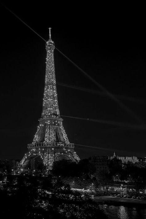 Aesthetic Wallpaper Silver, Silver Astethic, Tour Eiffel Aesthetic, Stargirl Poster, Stargirl Wallpaper, Paris Wallpaper Iphone, Paris Black And White, Travel Paris, Black And White Photo Wall