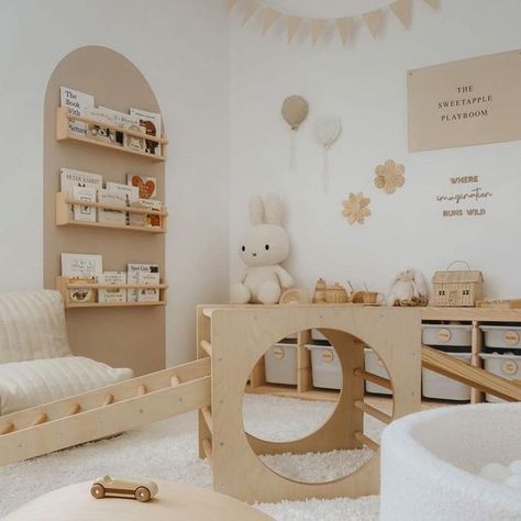 Playroom For Newborn, Book Shelf Toddler Room, Minimalist Play Area, Neutral Toy Room, Baby Play Room Ideas Girl, Toy Room Aesthetic, Boho Toy Room, Book Shelf Baby Room, Toy Room Rug