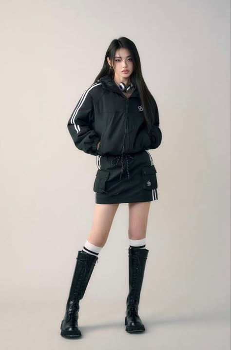 Asian Street Wear Female, Acubi Fashion Y2k Grunge, 2000s Clubbing Outfits, Douyin Street Fashion, Taobao Fashion Outfits, Chinese Y2k Fashion, Y2k Car Interior, Y2k Japanese Fashion, Y2k Characters