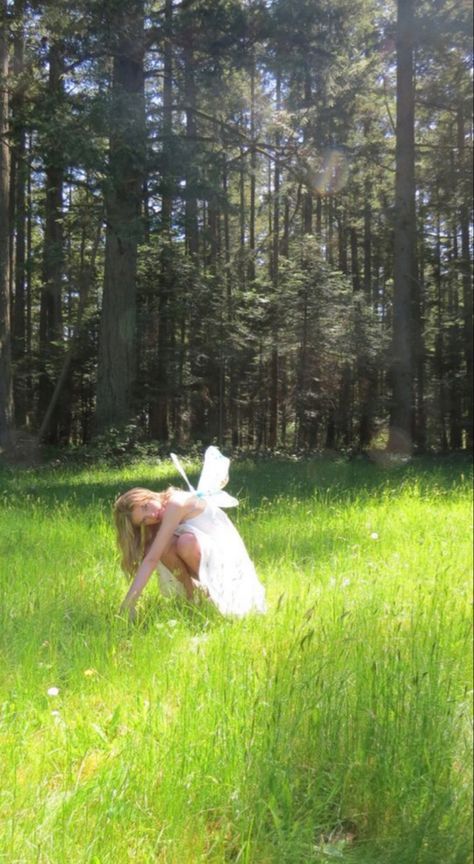 Aesthetic Fairy Costume, Fairy Garden Aesthetic, Aesthetic Fairy Garden, Fairy Shoot, Garden Photoshoot, She Was A Fairy, Fairy Photoshoot, Aesthetic Fairy, Aesthetic Garden