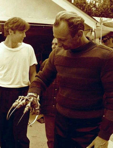 Robert Englund aka Freddy Krueger behind the scenes of A NIGHTMARE ON ELM STREET) | 1984 - Dir. Wes Craven. #nightmareonelmstreet #anightmareonelmstreet #horror #horrormovie #terror #scary #creepy #gore #slasher #freddykrueger #robertenglund #heatherlangenkamp #wescraven #behindthescenes #pop #popculture #geek #nerd #movies #filmes #cinema #cult #culture #art #Entertainment #OsFilmesdoKacic Robert Englund Freddy Krueger, Never Sleep Again, Robert Englund, New Nightmare, Wes Craven, The Creeper, The Boogeyman, A Nightmare On Elm Street, Scene Image