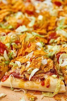 Taco Pizza. That’s right! A homemade pizza dough topped with all your favorite taco toppings…complete with beans, seasoned ground beef, two types of cheese, shredded lettuce and taco styled doritos! What could be better than pizza topped with doritos?! showmetheyummy.com #taco #pizza #tacopizza #pizzadough #homemade #easyrecipe Homemade Taco Pizza, Taco Pockets, Taco Pizza Recipe, Easy Taco Pizza, Taco Pizza Recipes, Perfect Homemade Pizza, Taco Toppings, Pizza Roll, Pizza Calzone