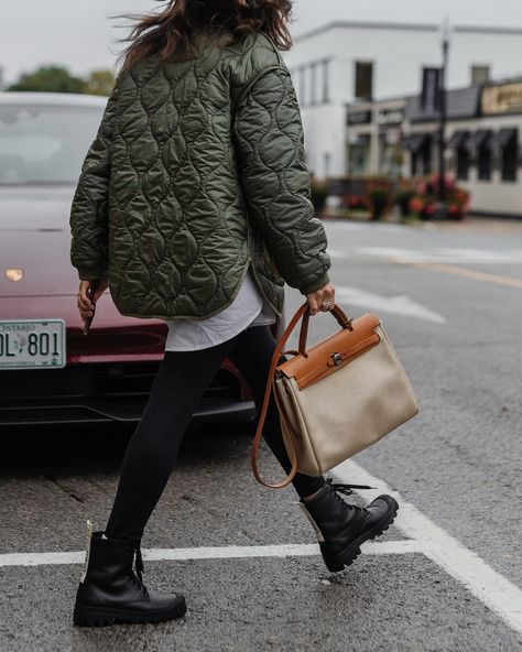 The Jacket I Predict Everyone Will Wear This Fall — WOAHSTYLE Quilted Jacket Street Style, Quilted Jacket Outfit, Green Jacket Outfit, Look Boho Chic, Black Quilted Jacket, Lug Sole Boots, My Obsession, Jacket Outfit, Jacket Fashion