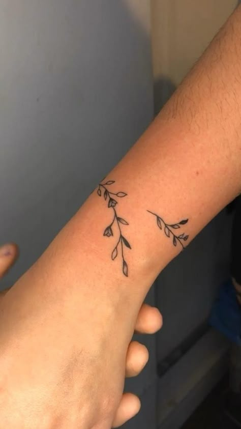 Tato Minimal, Tattoo Plant, Tato Henna, Inspiration Tattoos, Wrist Tattoos For Women, Cute Tattoos For Women, Classy Tattoos, Discreet Tattoos, Dainty Tattoos