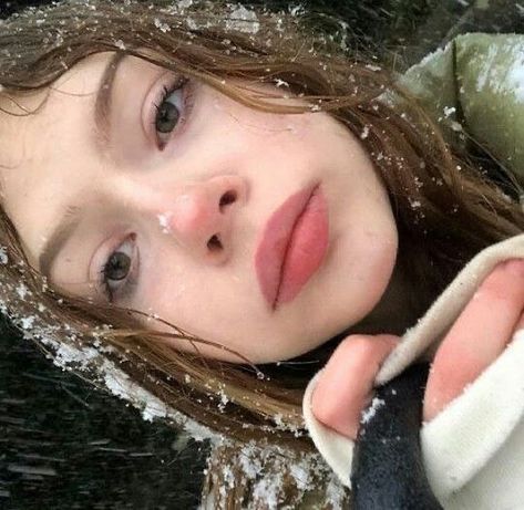 💌💌 on Instagram: “i honestly hope we get snow this year 💌 #whisper #whispers #girlboss #gaslight #gatekeep #pinterest #girlblog #whisperapp #aesthetic…” Bambi Beauty, No Make Up Make Up Look, Winter Girls, Pretty Ppl, Winter Aesthetic, Pretty Makeup, Cute Makeup, Aesthetic Makeup, Pretty Face