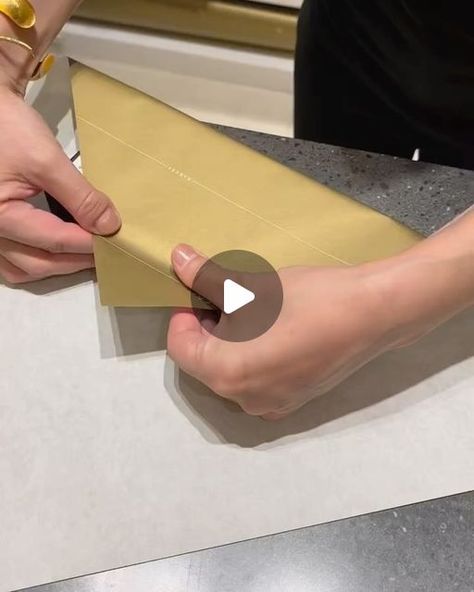 Viral Art �🎨 on Instagram: "Japanese wrapping of a gift 🎁 

Via @tokyo_zenliving_tour" Konmari Folding, Japanese Gift Wrapping, Japanese Wrapping, Wrapping Techniques, Gift Wrapping Techniques, Art Promotion, Japanese Gifts, Wrapping Gifts, Folding Clothes