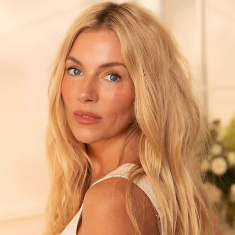 Sienna Miller Makeup Look | Charlotte Tilbury Sienna Miller Makeup, Kkw Lipstick, Charlotte Tilbury Looks, Sienna Miller Hair, Summer Los Angeles, Beauty Moodboard, Leo Energy, Boho Makeup, Sienna Miller Style