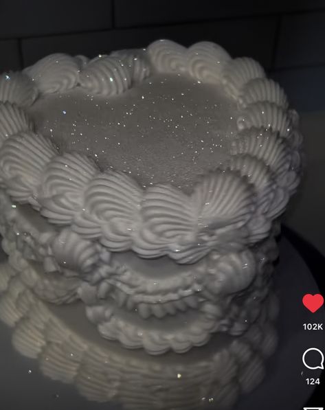 Heart Cake 17 Birthday, Cute White Birthday Cakes, Cute Birthday Cakes Ideas, Glitter Heart Cake Birthday, Glitter Cake Aesthetic, Heart Cake 21 Birthday, Shiny Birthday Cake, Sparkling Wedding Cake, White Glitter Heart Cake