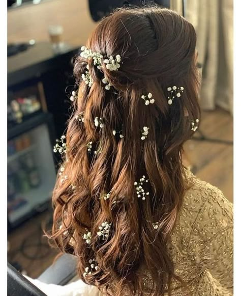 Why Flowers In Open Hair Are The Best Way To Add A Touch Of Glam In Your Mehendi Hairstyle! Haldi Hairstyle, Reception Hairstyles, Mehndi Hairstyles, Engagement Hairstyles, Hairstyles Aesthetic, Indian Wedding Hairstyles, Open Hairstyles, Flowers In Her Hair, Long Hair Wedding Styles