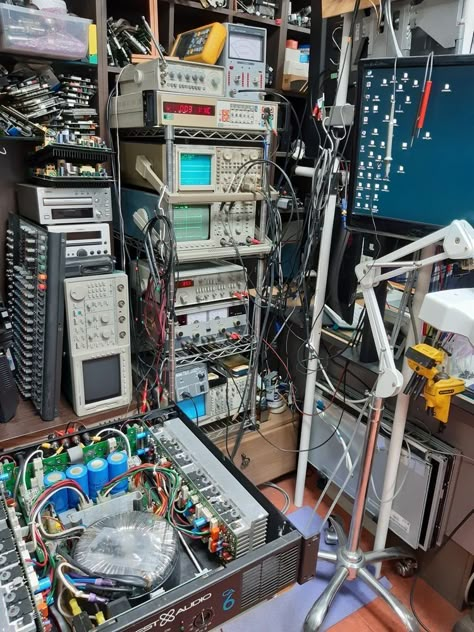 Lab Setup, Electronics Workbench, Engineering Workshop, Scifi Interior, Electronic Workbench, Lab Ideas, Home Lab, Circuit Board Design, Old Tech