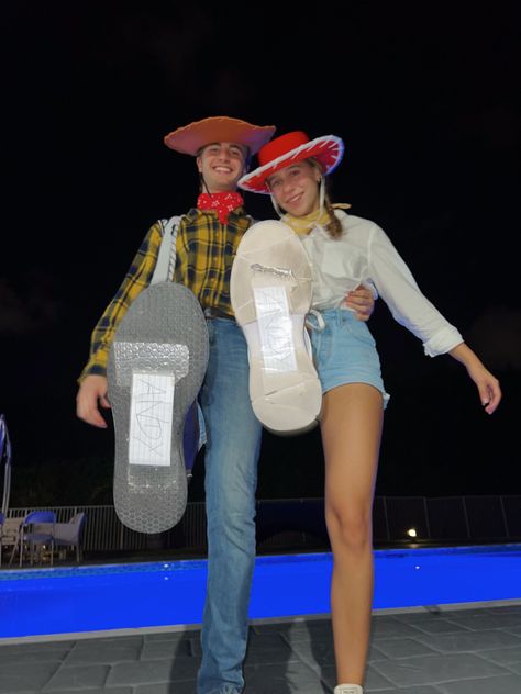 Couple Dress Up Costumes, Easy Costume For Couples, Halloween Easy Costume Couple, Couple Costumes Characters, Couples Toy Story Costume, Cute Toy Story Costumes, Toy Story Woodie And Buzz Costume, Holloween Costume Ideas Toy Story, Costumes For Two Couples