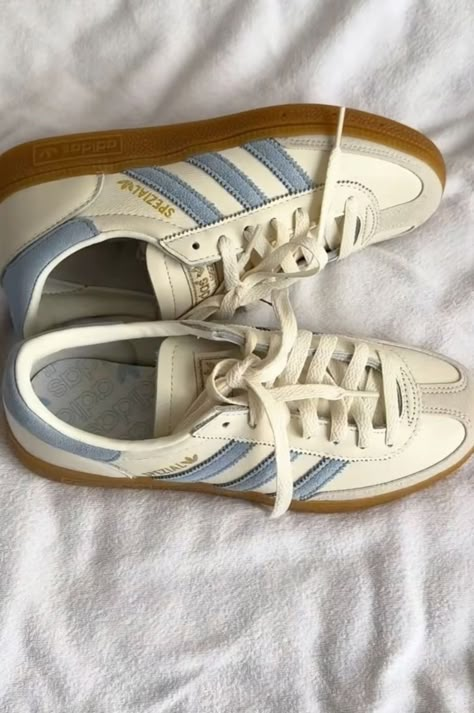 Dr Shoes, Trendy Shoes Sneakers, Preppy Shoes, Pretty Shoes Sneakers, Shoe Wishlist, Adidas Spezial, Cute Nike Shoes, Cute Nikes, Girly Shoes