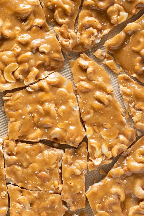 Homemade Peanut Brittle Easy, Homemade Brittle Recipes, Caramel Brittle Recipes, Cashew Bark Recipe, Cashew Candy Recipes, Easy Peanut Brittle Recipe Simple, Cashew Desserts, Peanut Brittle Recipe Easy, Nut Brittle Recipe Without Corn Syrup