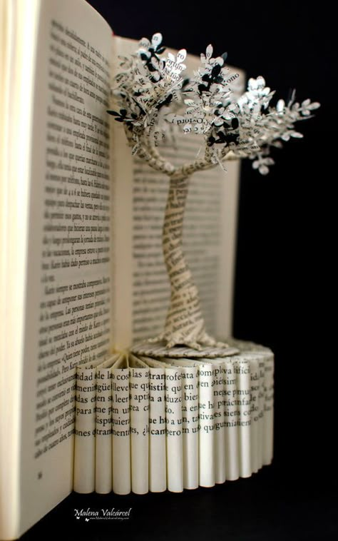 Book Sculptures, Book Art Sculptures, Old Book Crafts, Paper Art Sculpture, Altered Book Art, Folded Book Art, Book Sculpture, Book Paper, Book Arts