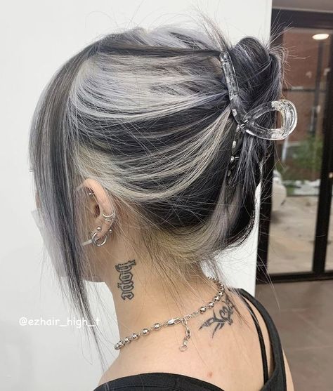 #grunge #hair #early2000s Skunk Hair, Hair Color Streaks, Hair Streaks, Blending Gray Hair, Low Lights Hair, Peinados Fáciles Para Cabello Corto, Hair Color For Women, Highlights Brown Hair, Hair Stylies